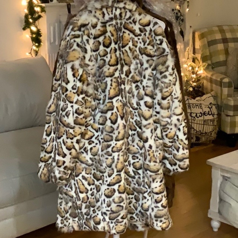 FF157. Brand New Fabulous Furs Cloud Leopard Faux Fur Coat - Picture 5 of 9